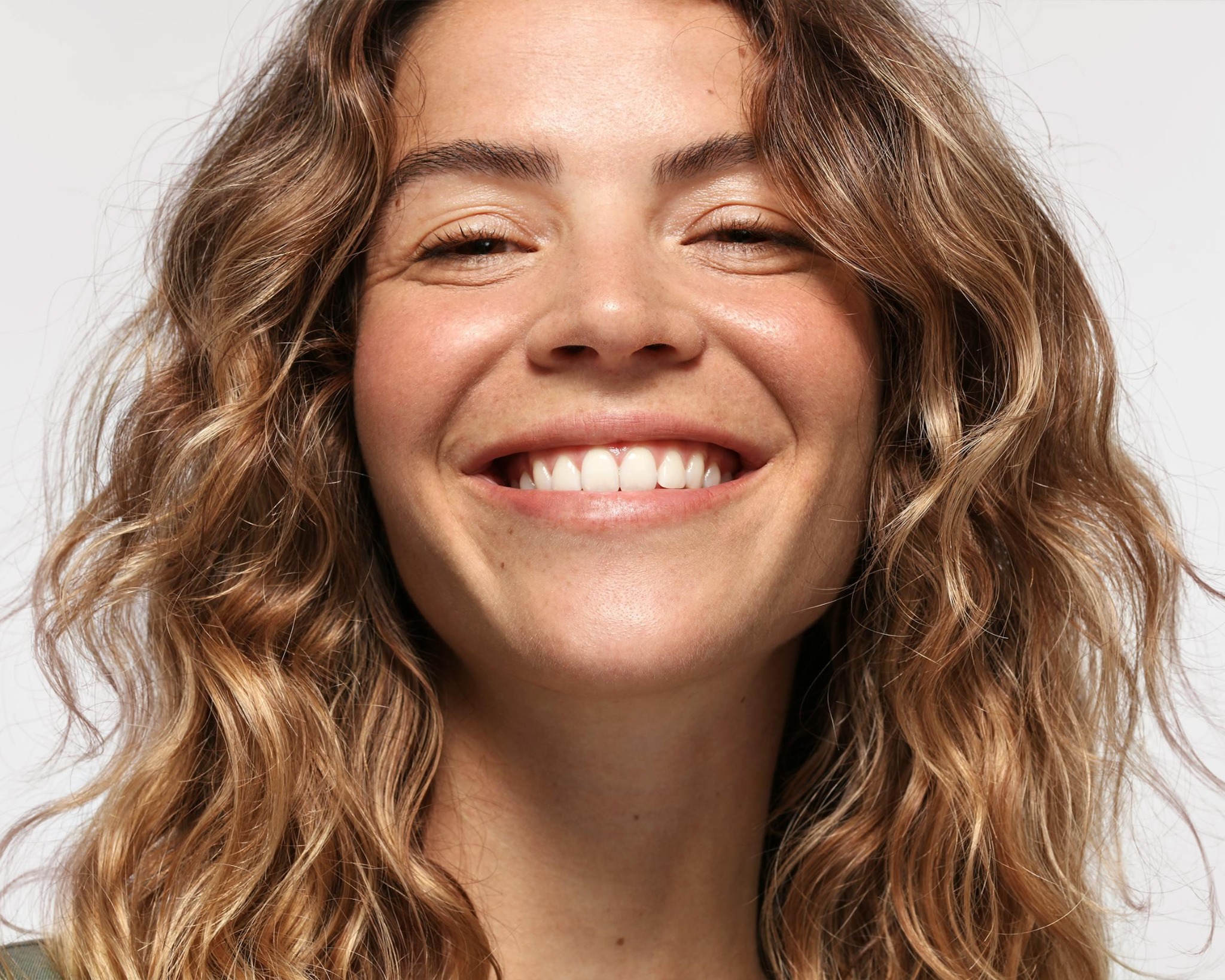 Portrait d’une femme au sourire naturel